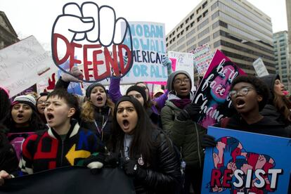 Manifestantes en la marcha de Washington, sostienen pancartas de protesta.