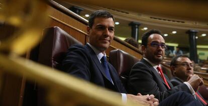 Pedro Sánchez y Antonio Hernando, en el Congreso.