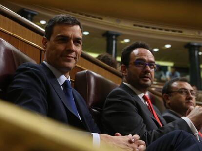 Pedro S&aacute;nchez y Antonio Hernando, en el Congreso.