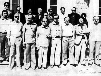 Los redactores del Estatuto de 1979. De izquierda a derecha, en primera fila, Laureano López Rodó, Eduardo Martín Toval, Josep Andreu Abelló, Josep Triginer, Felip Solé Sabarís, Jaume Sobrequés y Josep Subirats; detrás, Macià Alavedra, Josep Sendra, Jordi Solé Tura, Dolors Calvet, Marcel·lí Moreta, Josep Verde Aldea, Anton Cañellas, Joaquim Arana, Manuel de Sàrraga y Carles Güell de Sentmenat. Faltan Josep Benet, Miquel Roca y Josep Solé Barberà.