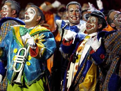 Una de las murgas que el miércoles participó en la fase previa de un concurso en el recinto ferial del Carnaval de Santa Cruz de Tenerife 2007.