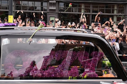 El cortejo fúnebre de Ozzy Osbourne recorre Broad Street en Birmingham.