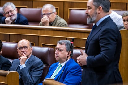 El líder del Vox, Santiago Abascal (en primer término), en el Congreso. A la izquierda, Mikel Legarda, diputado del PNV, y Aitor Esteban, portavoz del partido en la Cámara baja.