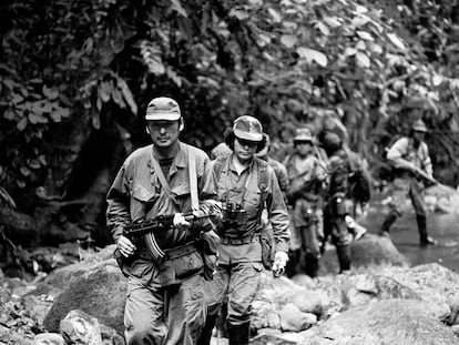 Víctor Polay Campos y otros miembros del MRTA recorren el valle del Sisa, en noviembre de 1987.