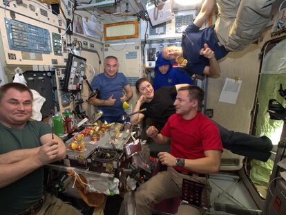 Astronautas celebrando una comida especial, en la Estación Espacial Internacional.