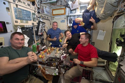 Astronautas celebrando una comida especial, en la Estación Espacial Internacional.