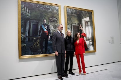 Felipe VI y do?a Letizia posan junto a la fotgrafa Annie Leibovitz, autora de sus retratos, que han sido presentados a los Reyes durante su visita a la exposicin 'La tirana de cronos' en el Banco de Espa?a, este 26 de febrero.