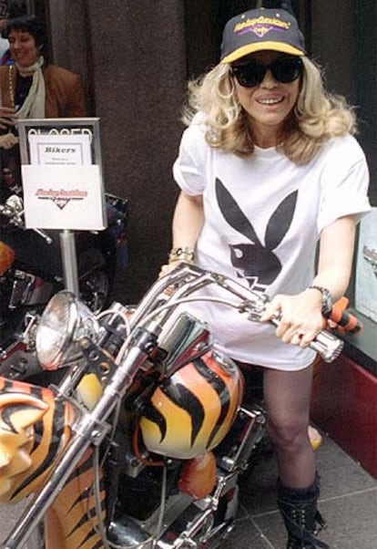 Nancy Sinatra posa sonriente en el Harley Davidson Cafe de Nueva York en 1995.