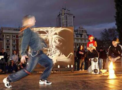 Un miembro del grupo Kaos y los Supersouthics baila <i>breakdance</i> en el Templo de Debod.