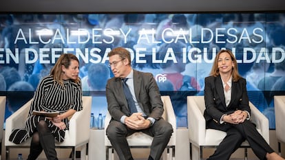 El presidente del Partido Popular, Alberto Núñez Feijóo, entre la alcaldesa de Castellón, Begoña Carrasco García, a la izquierda, y la alcaldesa de Zaragoza Natalia Chueca, este lunes, en la sede del PP.