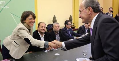 Elena Cort&eacute;s y Francisco de la Torre, se saludan durante la reuni&oacute;n mantenida por el metro de M&aacute;laga.