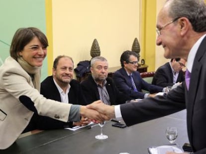 Elena Cort&eacute;s y Francisco de la Torre, se saludan durante la reuni&oacute;n mantenida por el metro de M&aacute;laga.