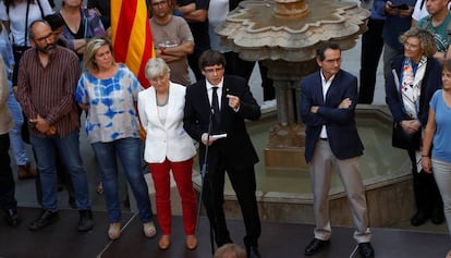 Clara Ponsatí (con chaqueta blanca) junto al último presidente de la Generalitat de Cartaluña, Carles Puigdemont, en una imagen de archivo.