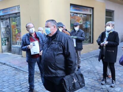 El sacerdote Rafael Vez, a su llegada al obispado de Cádiz este jueves, donde se celebra la primera vista del juicio canónico contra él