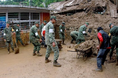 El ejército mexicano apoya en las labores de rescate en las viviendas dañadas por los deslaves que causó el paso de la tormenta tropical Earl  en el Estado de Veracruz, en el Golfo de México. Según las autoridades estatales, al menos 10 personas han muerto a causa de este fenómeno.