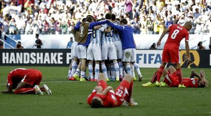 Los jugadores argentinos celebran el gol de Di María ante Suiza.