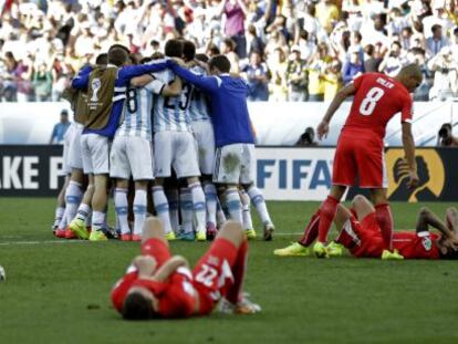 Los jugadores argentinos celebran el gol de Di Mar&iacute;a ante Suiza. 