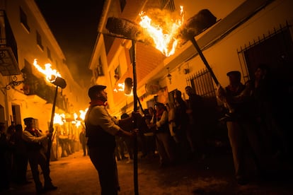 Los 'rondeleros', durante la celebración de la Fiesta de los Rondeles en Casarabonela (Málaga).