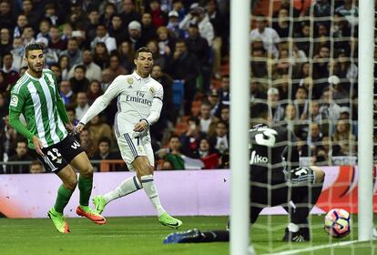 Cristiano Ronaldo dispara a puerta ante la mirado de Cristiano Piccini.