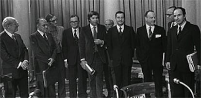 Firma de los Pactos de La Moncloa, en octubre de 1977. De izquierda a derecha: Enrique Tierno Galván, Santiago Carrillo, José María Triginer, Joan Reventós, Felipe González, Juan Ajuriaguerra, Adolfo Suárez, Manuel Fraga, Leopoldo Calvo Sotelo y Miquel Roca.