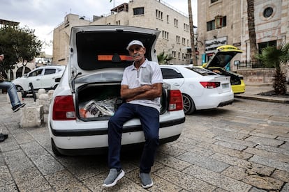 Mahmud Suleiman, vendedor de souvenirs sin trabajo en la Plaza del Pesebre de Belén, Cisjordania. La guerra está hundiendo la principal fuente de ingresos de Belén, de unos 30.000 habitantes, que son los peregrinos extranjeros.