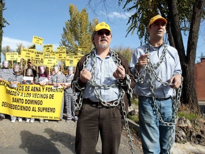 Los concejales de Algete Jes&uacute;s Coca (izquierda) y Jaime del Barrio protagonizaron el mes pasado un acto de protesta contra el ruido.