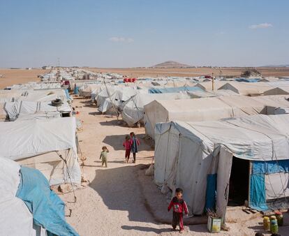 Los niños que viven en el campo de desplazados llamado 'New Camp' (Campo nuevo), en la provincia de Alepo, en el norte de Siria. Carecen de servicios para cubrir sus necesidades básicas de educación y viven en situación de pobreza.