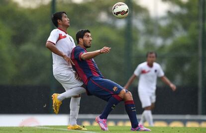 Luis Su&aacute;rez trata de controlar el bal&oacute;n ante un indonesio sub 19.