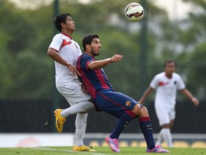 Luis Su&aacute;rez trata de controlar el bal&oacute;n ante un indonesio sub 19.