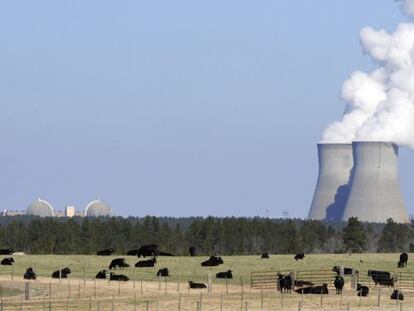 Fotograf&iacute;a que muestra dos torres de refrigeraci&oacute;n de la planta nuclear de Votgle, que emplea el dise&ntilde;o del reactor Westinghouse Electric Company AP1000, en Waynesboro, a unos 275 kil&oacute;metros al este de Atlanta.