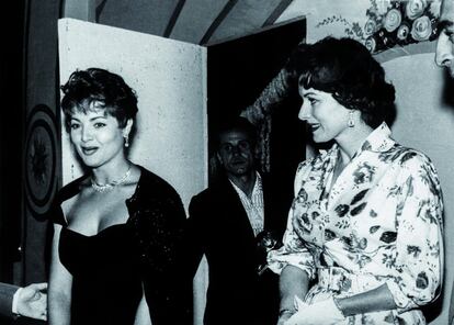 Sara Montiel y Maureen O´Hara en El Corral de la Morería de Madrid. Agosto, 1963.