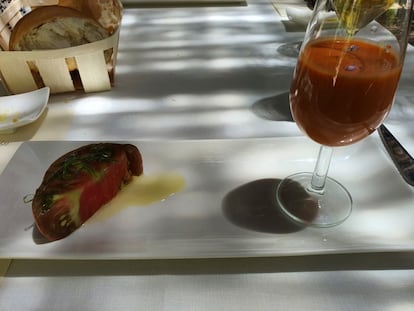 La cocina, como todo en este lugar, también está a la vista, en una especie de quiosco de cristal, donde se prepara un menú degustación (65 euros, bebidas aparte), bajo la batuta del jefe de cocina, Ricardo Álvarez, y se asa al estilo Burduntzi (con estaca sobre brasas) las piezas de cordero de raza colmenareña. Todo un espectáculo visual para el visitante.