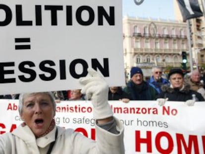 Protesta de británicos en 2010 contra la demolición de viviendas en la comarca de Almanzora.