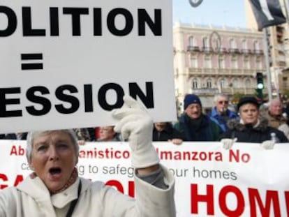 Protesta de brit&aacute;nicos en 2010 contra la demolici&oacute;n de viviendas en la comarca de Almanzora. 