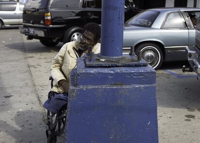 Wheelchair crossing highway, Richmond, 2002. De la serie / De la serie American Night (#4)