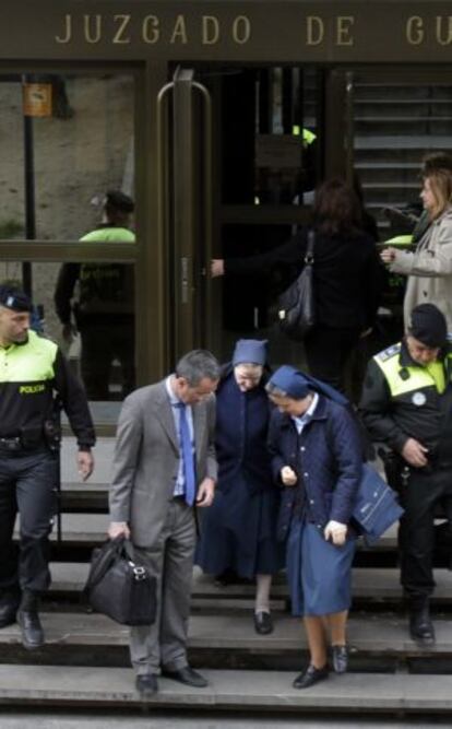 La monja María Gómez Valbuena, más conocida como sor María, a la salida del Juzgado de Instrucción en Marzo.