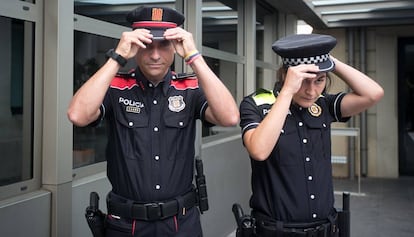 Los nuevos uniformes de mossos, a la izquierda, y polic&iacute;as locales, a la derecha. 