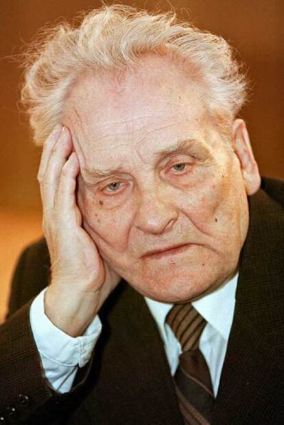 Vasili Kónonov, en 2004, durante el juicio por crímenes de guerra.