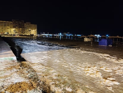 Momento en que el agua del mar ha rebasado el paseo marítimo de Santa Pola, en una imagen del Twitter de la Policía Local de la localidad.