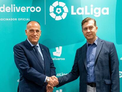 Javier Tebas, presidente de LaLiga, y Gustavo García Brusilovsky, director general de Deliveroo en España