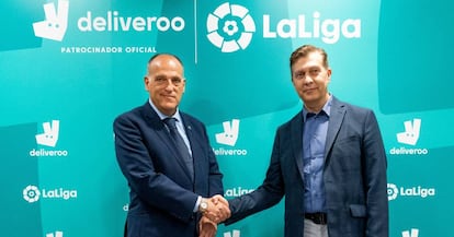 Javier Tebas, presidente de LaLiga, y Gustavo García Brusilovsky, director general de Deliveroo en España