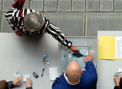 Otra de las grandes incógnitas de estos comicios es la de saber qué harán los votantes de extrema derecha y extrema izquierda. La elevada participación hace pensar que ambos sectores del espectro ideológico se han movilizado para votar. En la imagen, una mujer ejerce su derecho al voto en París.