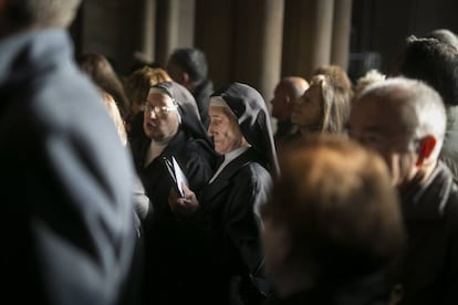 Dos monjas esperan en la cola para votar en la Universitat de Barcelona.