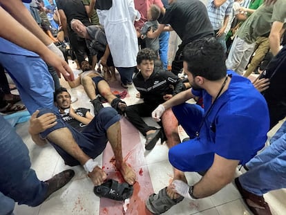 Palestinos, que resultaron heridos después de que un convoy de ambulancias fuera atacado por el ejército de Israel, reciben asistencia en el hospital Al Shifa en la ciudad de Gaza, este viernes.