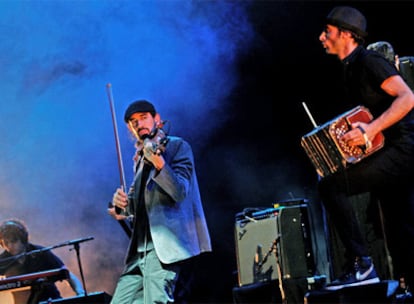 El grupo Bajofondo durante la actuación de anoche en los jardines de Sabatini.