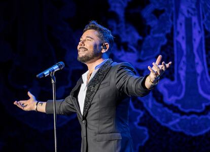 Miguel Poveda durante un concierto.