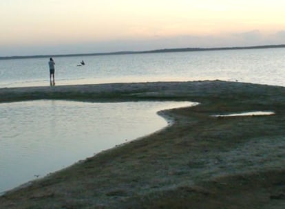 Hipopótamos en el Lago de Sibaya, antes ligado al mar y ahora a tan sólo 3 km del Índico, al atardecer