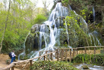 Naturaleza moldeada por el hombre junto al Monasterio de Piedra que se disfruta paseando por senderos señalizados. El recorrido, de unos cinco kilómetros, permite observar grutas y cascadas de agua, la más importante de las cuales es la Cola de caballo, con más de 50 metros de altura. La entrada al parque y Monasterio cuesta 15,50 euros (11 euros para niños y mayores de 65 años) e incluye exhibición de vuelo de aves rapaces.