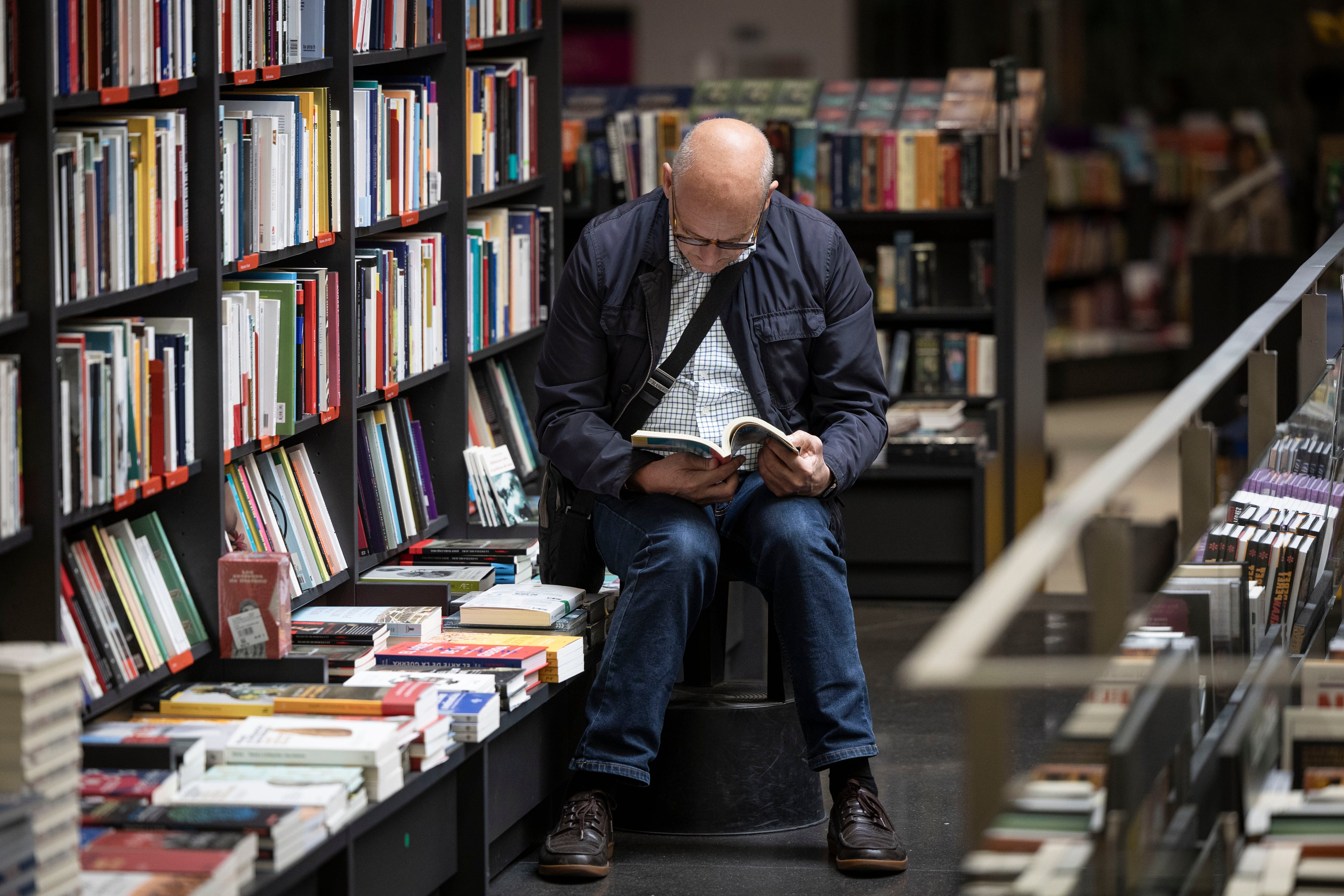 Un home llegeix en una llibreria al centre de Barcelona