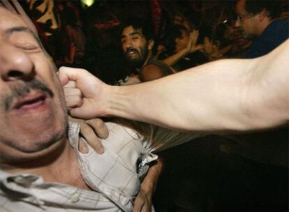 Un manifestante golpea a un seguidor de la presidenta Cristina Fernández cerca de la Casa Rosada, en Buenos Aires.